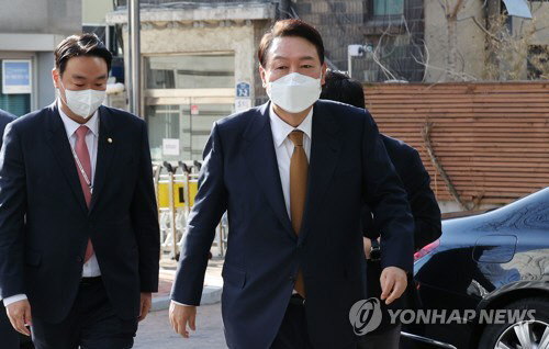 윤석열 대통령 당선인이 1일 오전 서울 종로구 통의동 금감원 연수원에 마련된 제20대 대통령직인수위원회에 들어서고 있다. <연합뉴스>